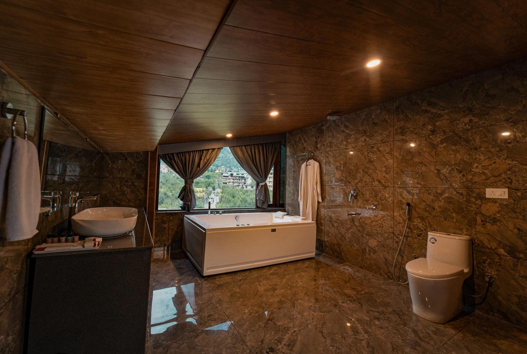Hotel Nazaara - A Luxe Retreat à Manāli Extérieur photo